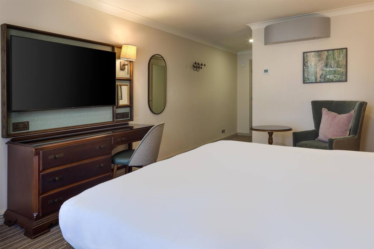Room, 1 Katil Raja (King), Non Smoking | Peralatan tempat tidur hipoalergenik, peti besi dalam bilik 