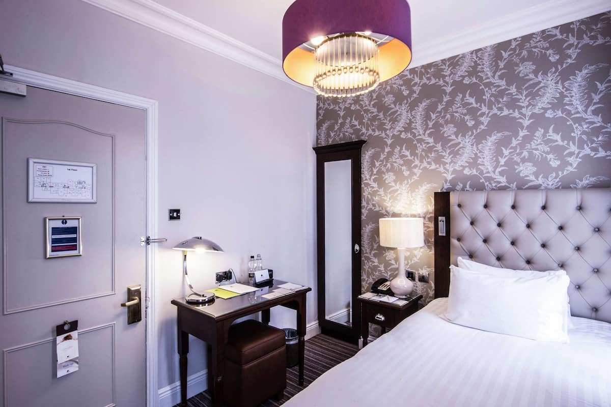 Room, 1 Double Bed, Non Smoking (Cosy) | Hypo-allergenic bedding, in-room safe, iron/ironing board
