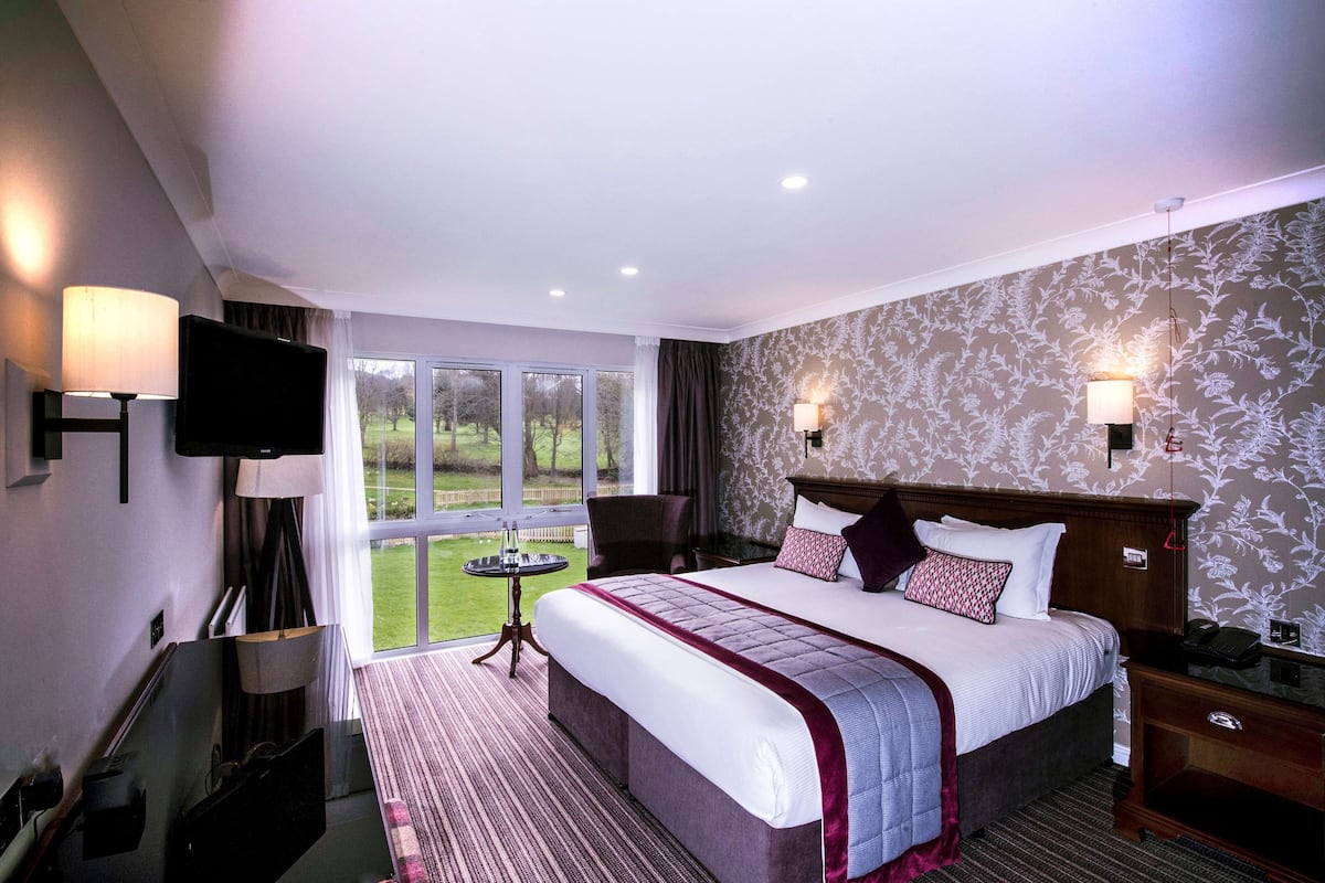 Room, 1 King Bed, Accessible, Non Smoking | Hypo-allergenic bedding, in-room safe, iron/ironing board