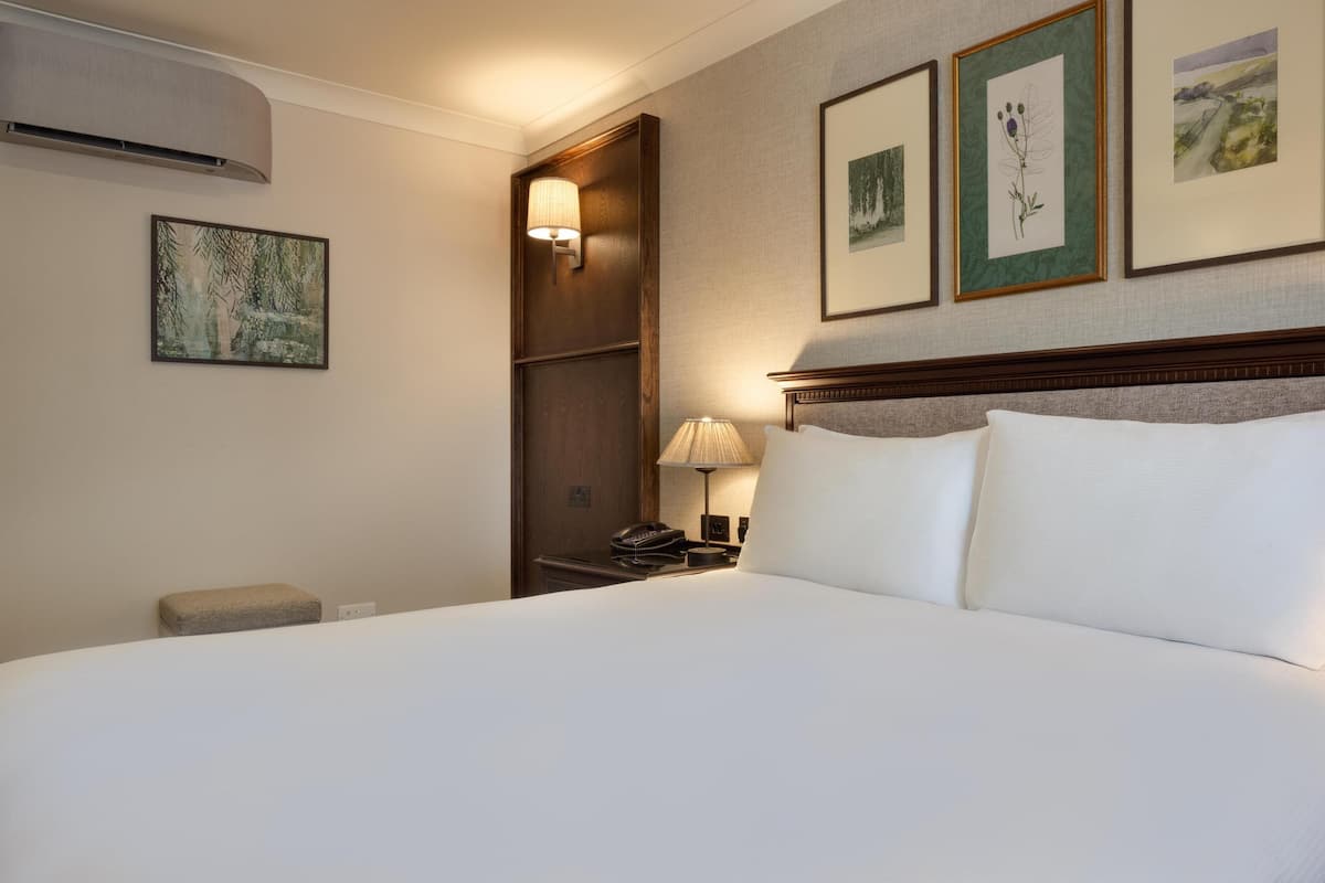 Room, 1 Katil Ratu (Queen), Non Smoking | Peralatan tempat tidur hipoalergenik, peti besi dalam bilik 