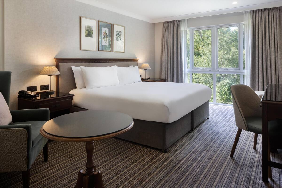 Deluxe Room, 1 Katil Raja (King), Non Smoking | Peralatan tempat tidur hipoalergenik, peti besi dalam bilik 
