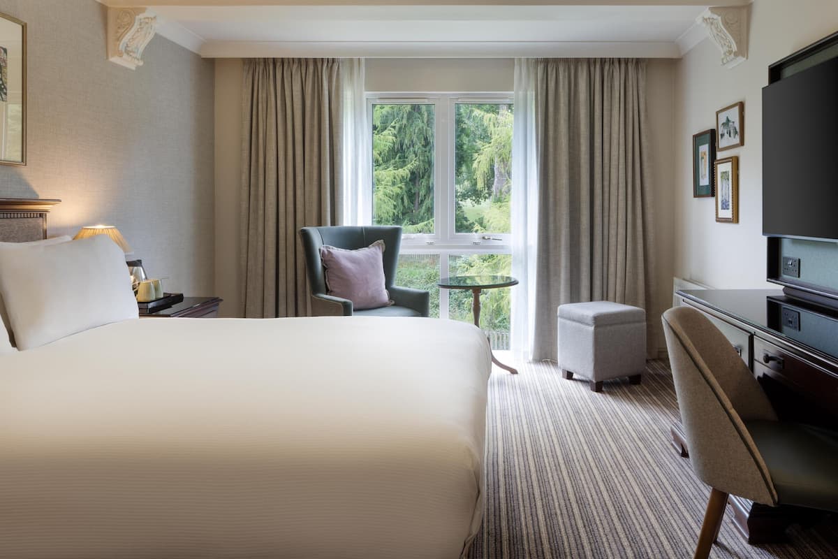 Deluxe Room, 1 Katil Ratu (Queen), Non Smoking | Peralatan tempat tidur hipoalergenik, peti besi dalam bilik 