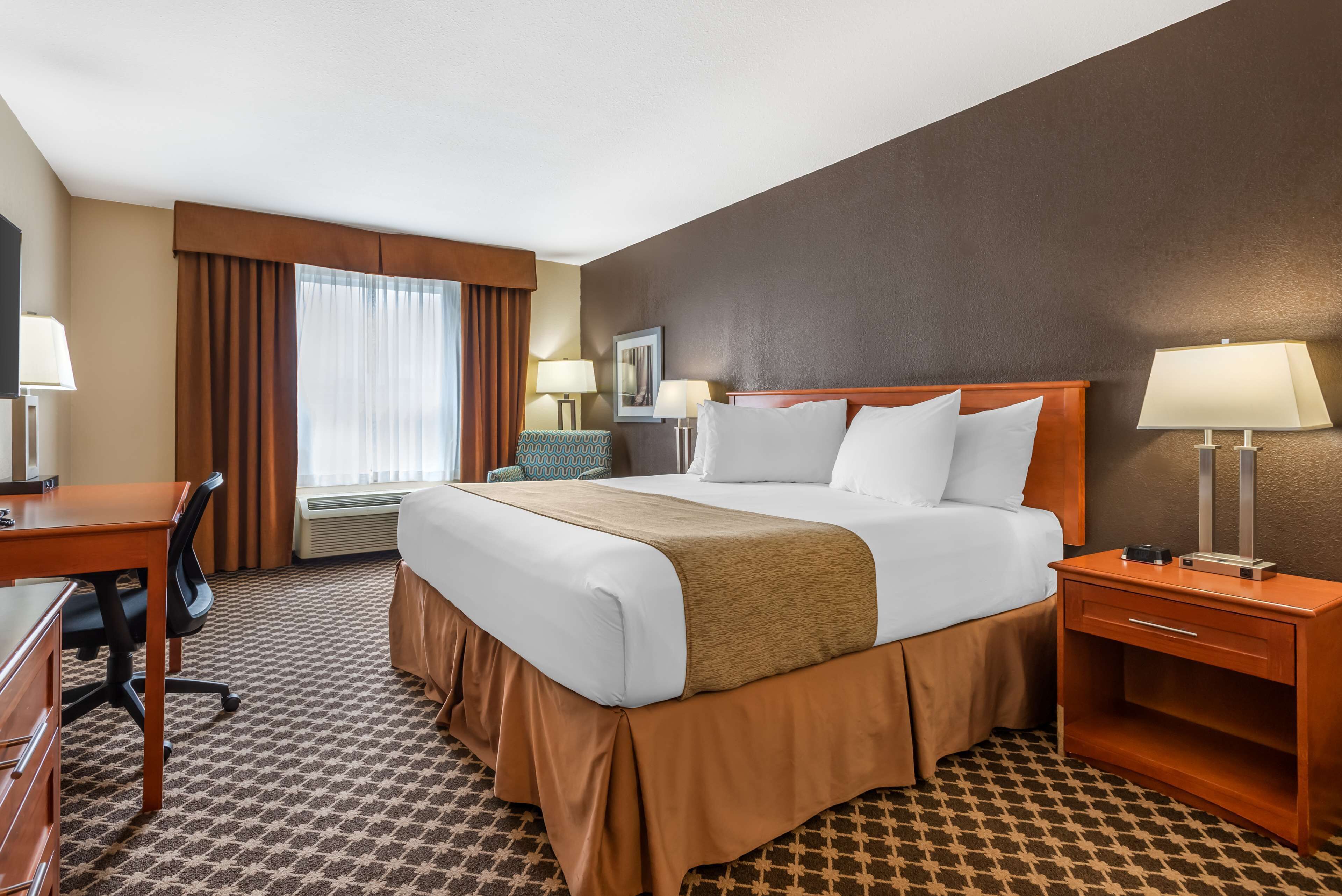 Standard Room, 1 King Bed, Non Smoking, Refrigerator & Microwave | Pillowtop beds, in-room safe, desk, blackout drapes