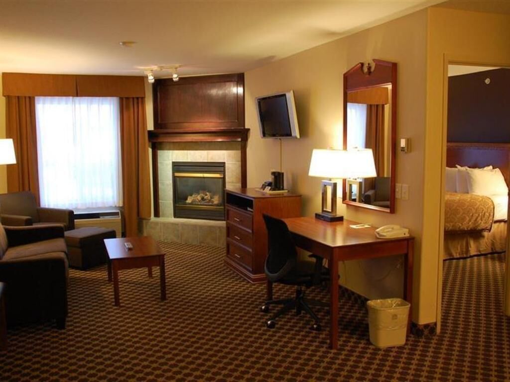 Pillowtop beds, in-room safe, desk, blackout drapes