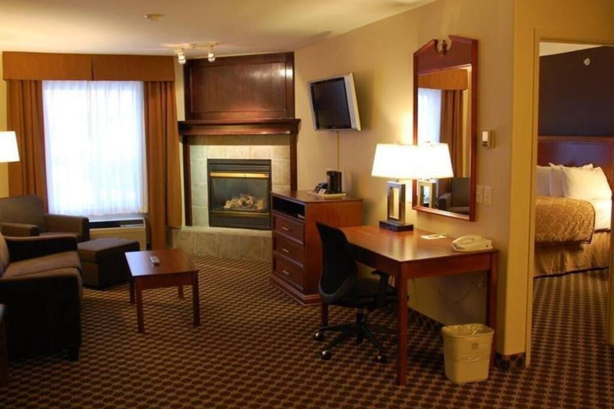 Pillowtop beds, in-room safe, desk, blackout drapes