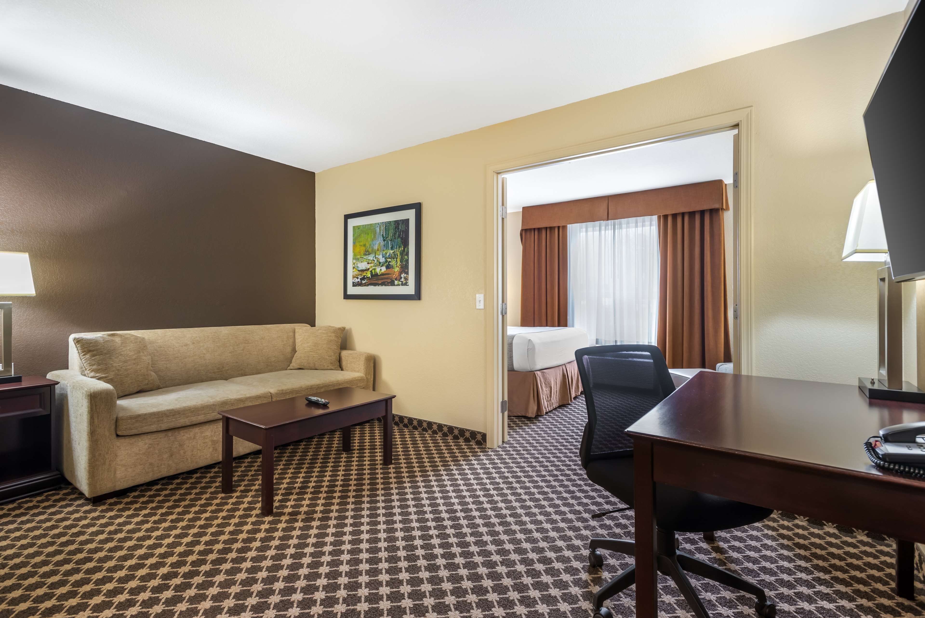 Pillowtop beds, in-room safe, desk, blackout drapes