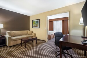 Colchones con pillow-top y caja de seguridad en la habitación 