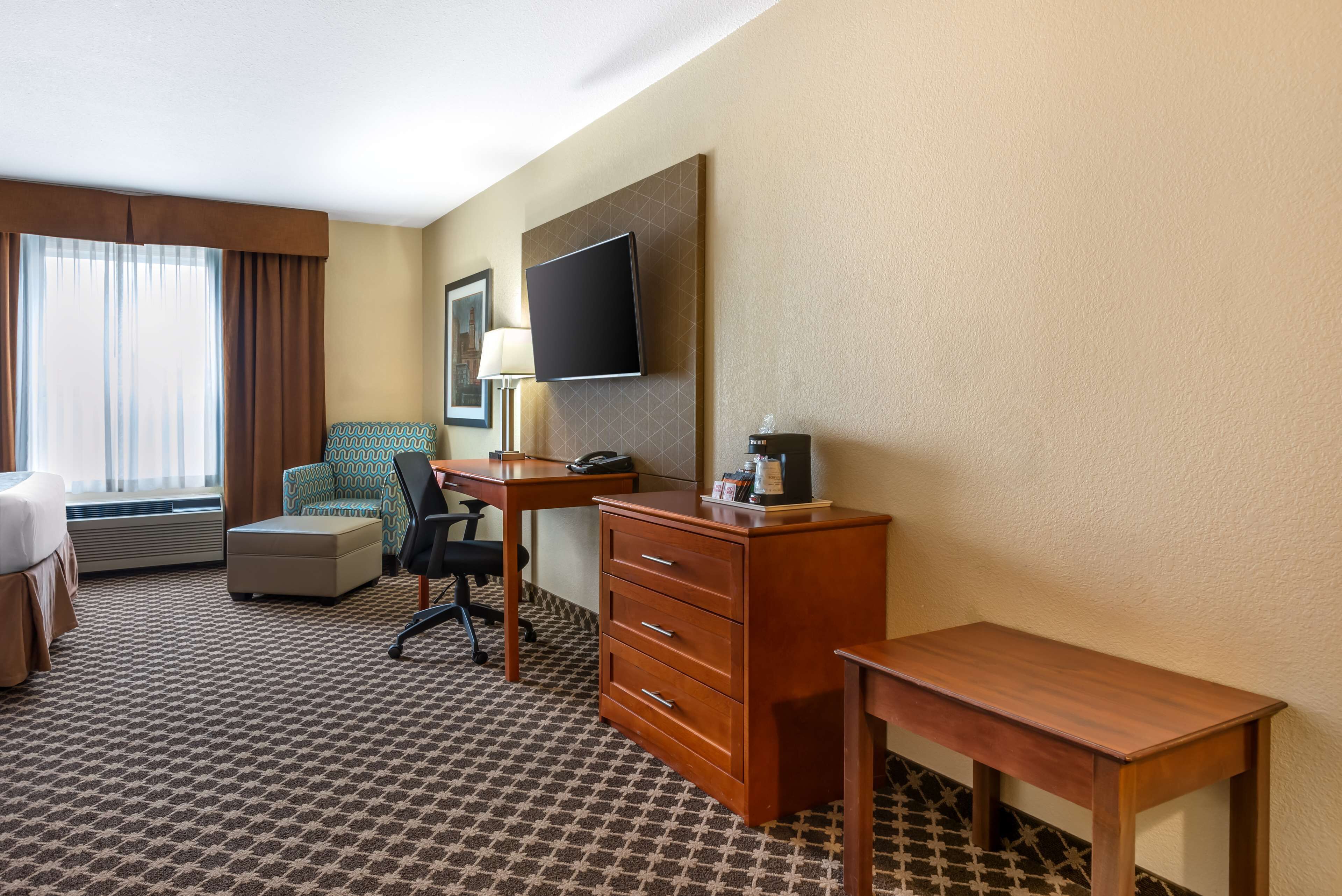 standard room, 1 king bed, non smoking, refrigerator & microwave | pillow-top beds, in-room safe, desk, blackout curtains