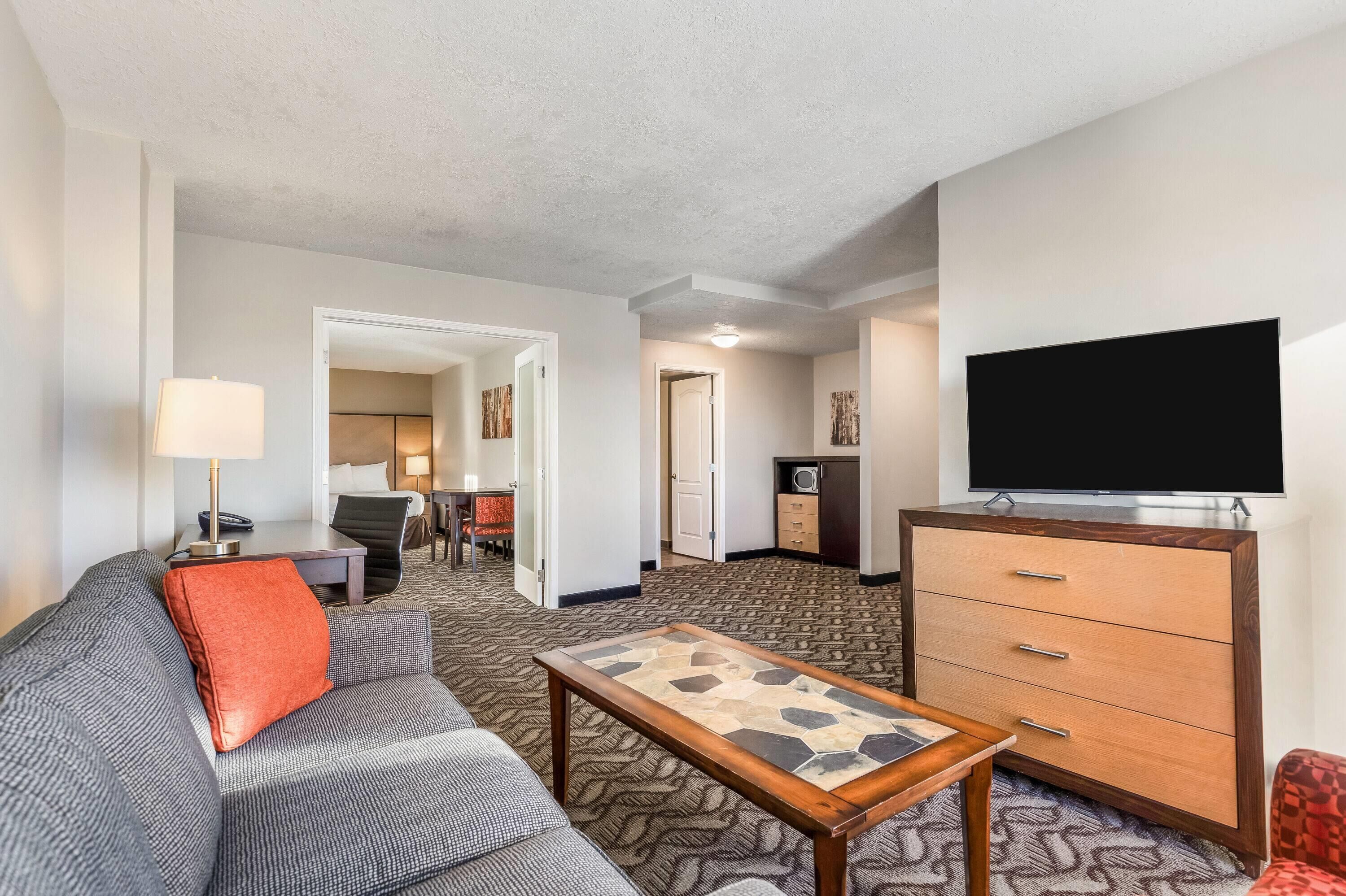 2 bedrooms, premium bedding, Tempur-Pedic beds, desk