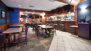 Phục vụ bữa trưa, bữa tối và happy hour 