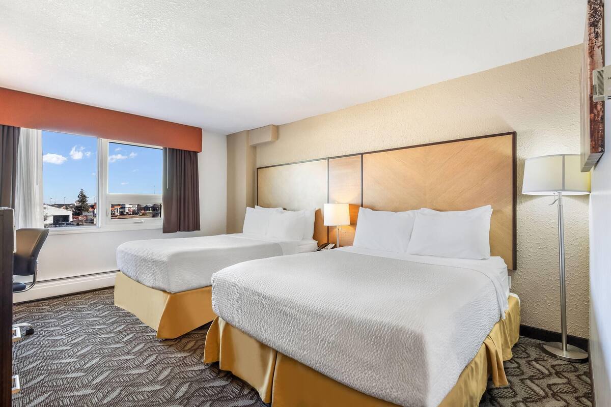 2 bedrooms, premium bedding, Tempur-Pedic beds, desk