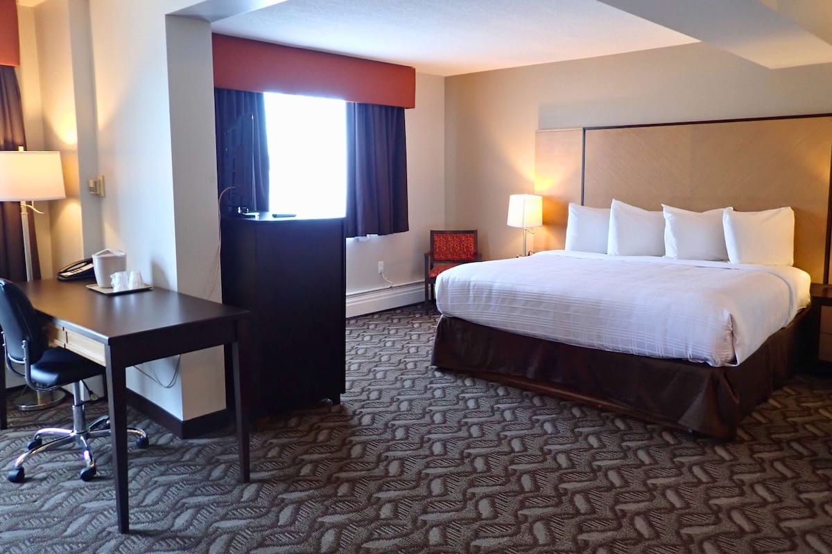 2 bedrooms, premium bedding, Tempur-Pedic beds, desk