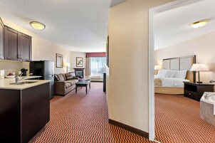 Escritorio y espacio para trabajar con laptop 