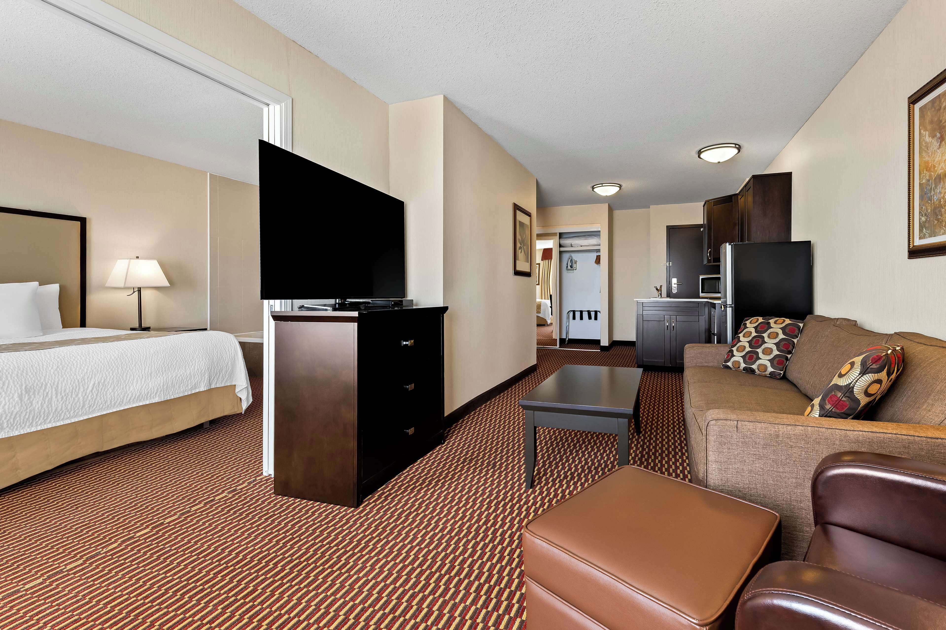 suite, 1 king bed, non smoking, jetted tub | desk, laptop workspace, iron/ironing board, free wifi