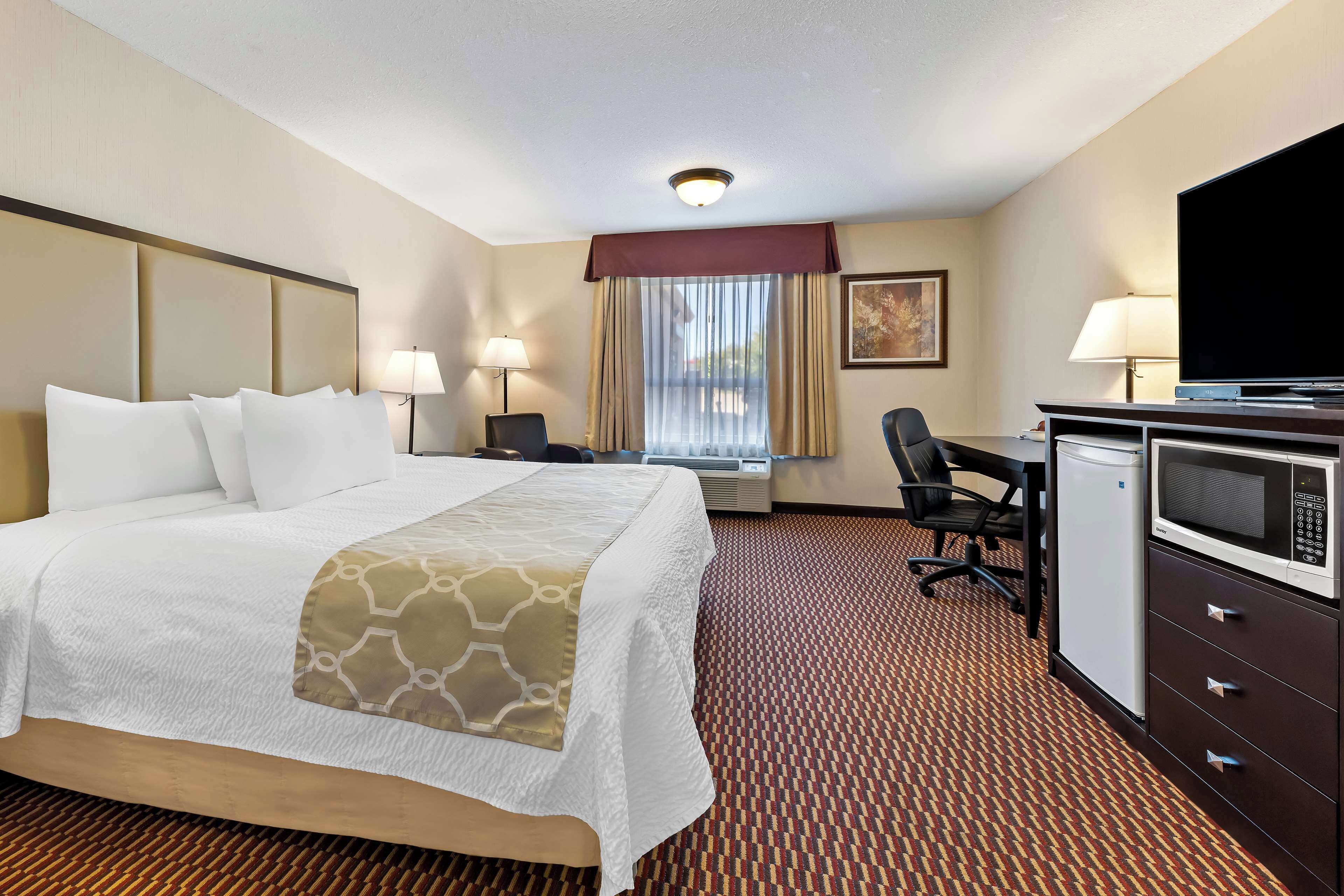 standard room, 1 king bed, accessible, non smoking | desk, laptop workspace, iron/ironing board, free wifi