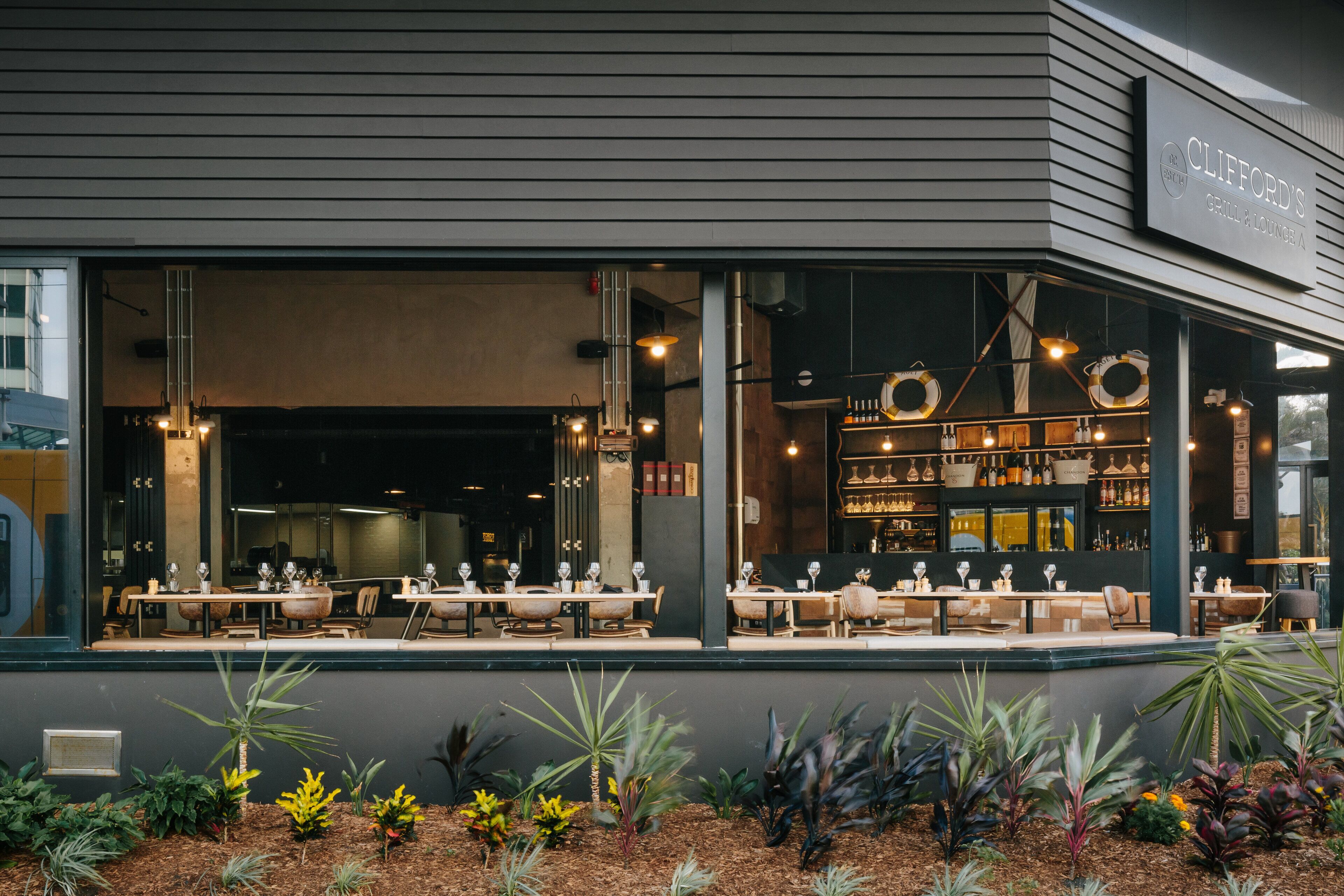 3 restaurants, serveren ontbijt