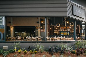 3 개의 레스토랑, 아침 식사 제공