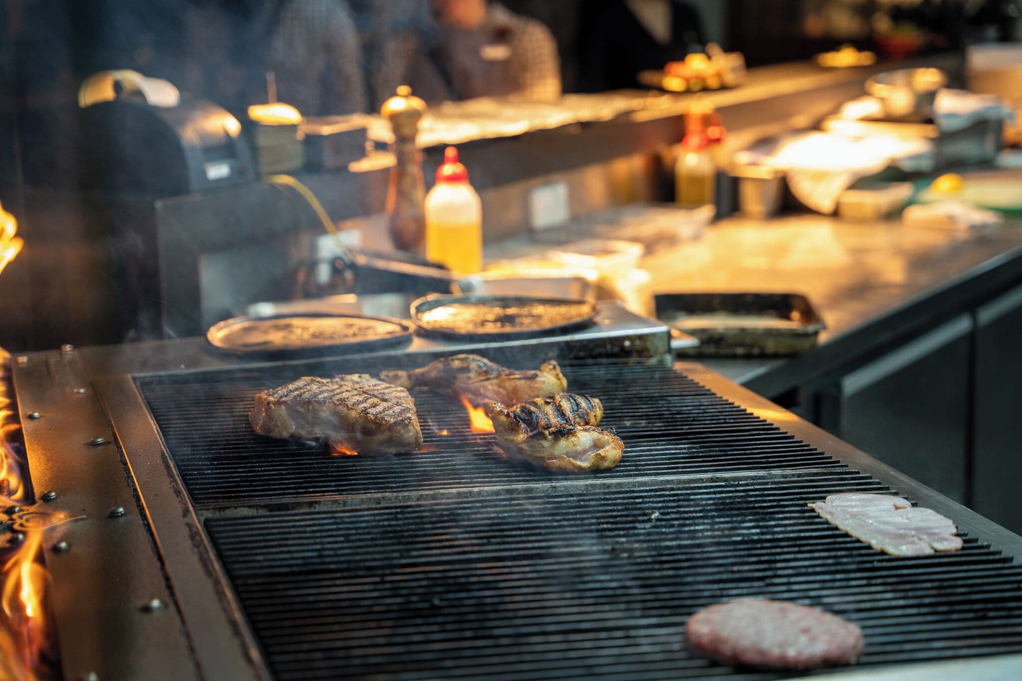 Ein Grill mit gebratenem Fleisch.