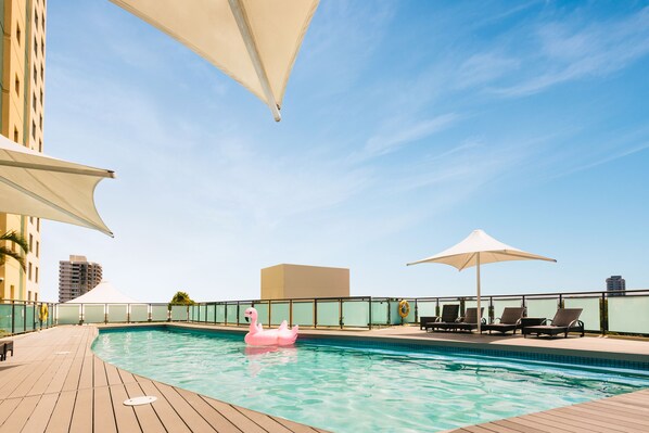 Piscine extérieure, accès possible de 6 h à 21 h, chaises longues