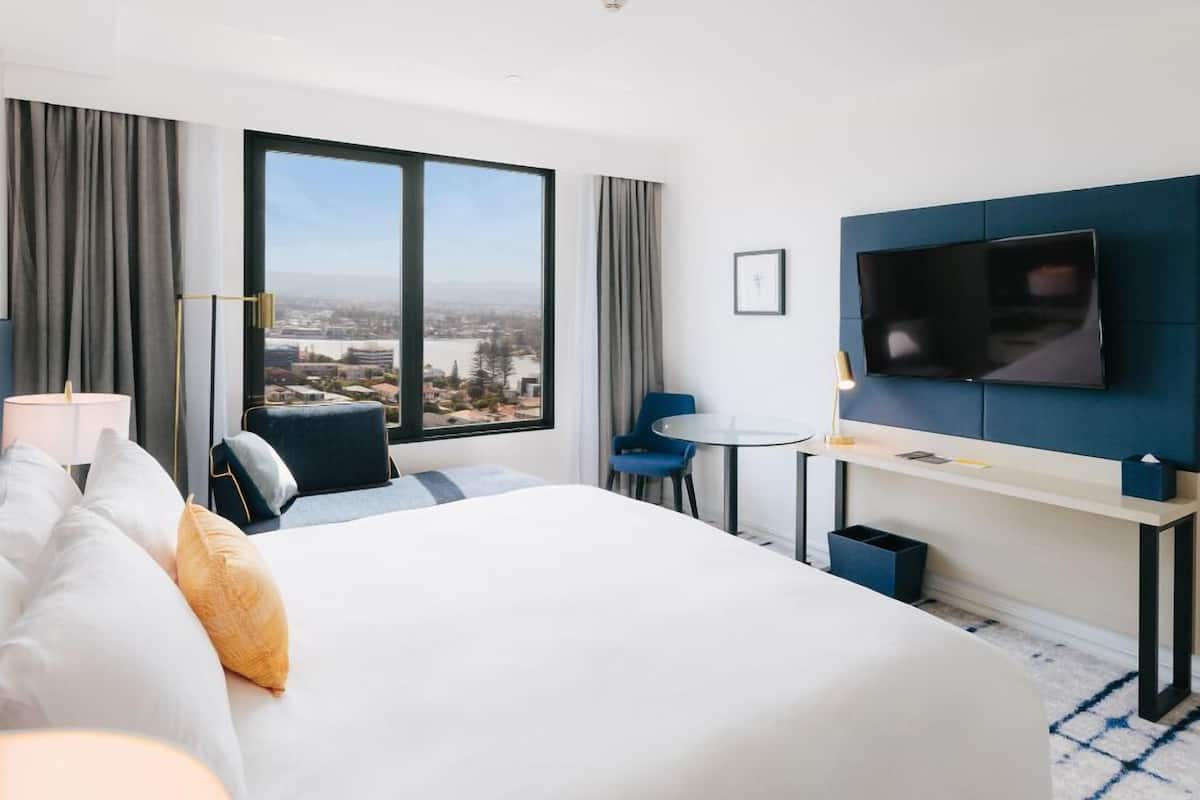 Premium Room, 1 Katil Raja (King), Mountain View | Peralatan tempat tidur premium, bar mini, peti besi dalam bilik, meja