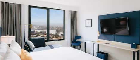 Premium-Zimmer, 1 King-Bett, Bergblick | Hochwertige Bettwaren, Minibar, Zimmersafe, Schreibtisch