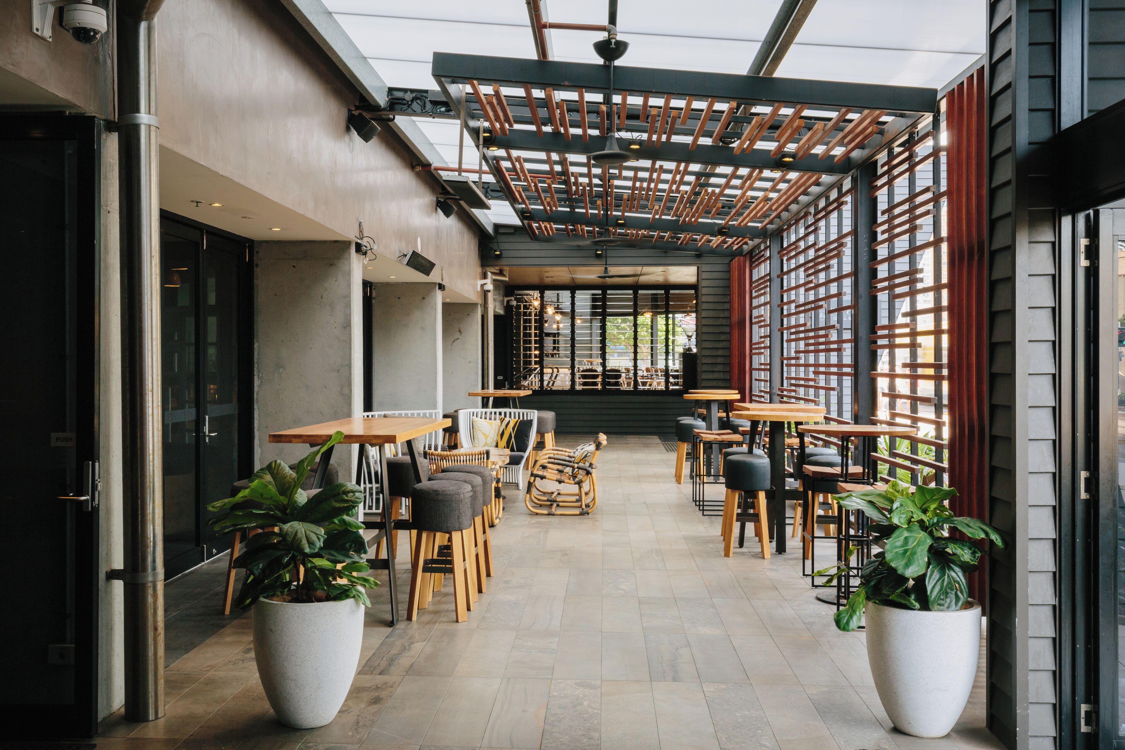 3 restaurants, breakfast served