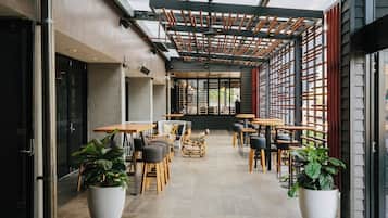 3 restaurants, breakfast served