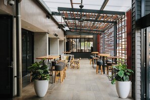 3 restaurants, breakfast served - Voco Gold Coast (Surfers Paradise)