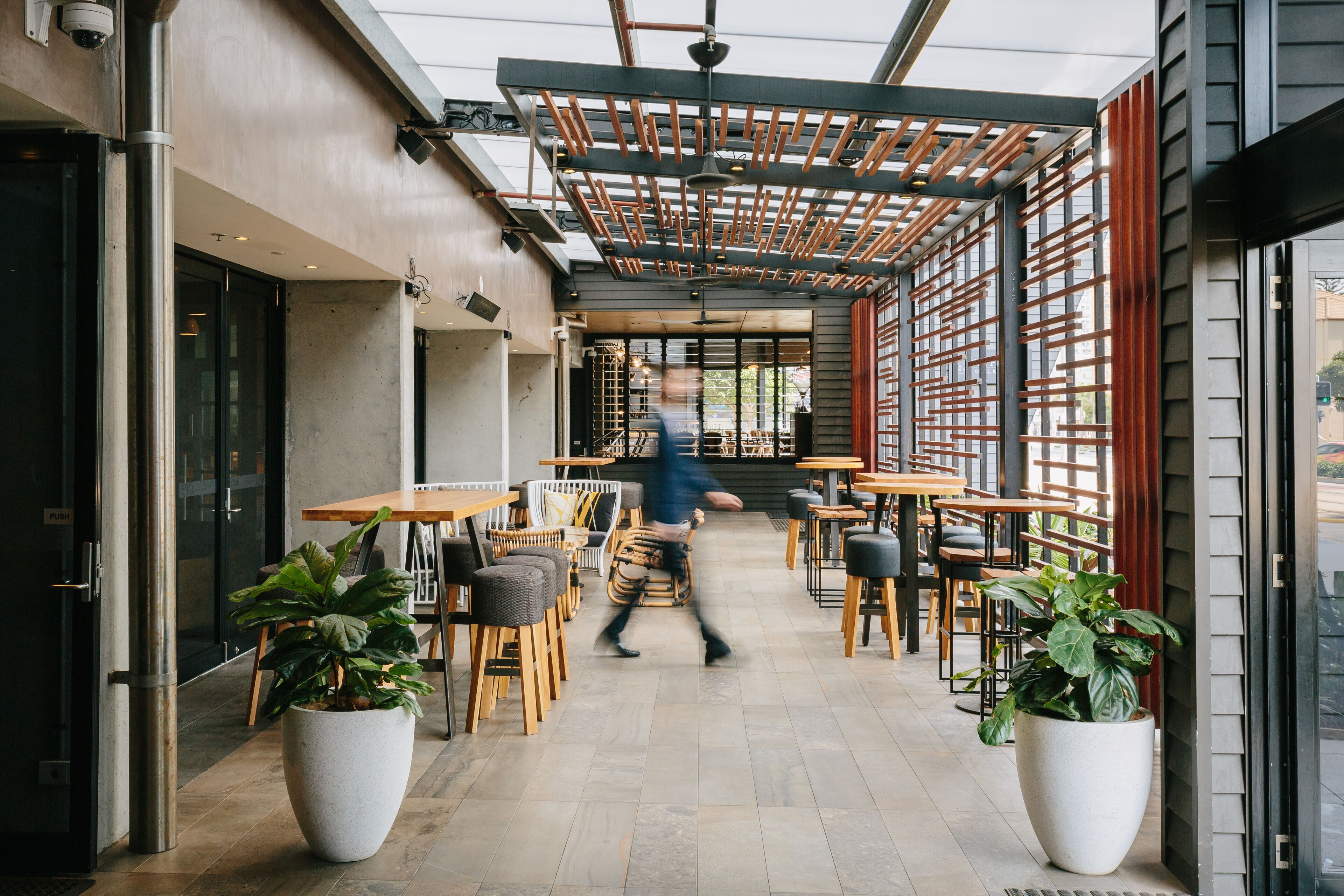 serves breakfast, lunch and dinner