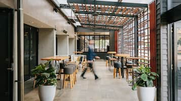 Serves breakfast, lunch and dinner