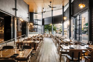 3 restaurants servant le petit déjeuner, le déjeuner et le dîner