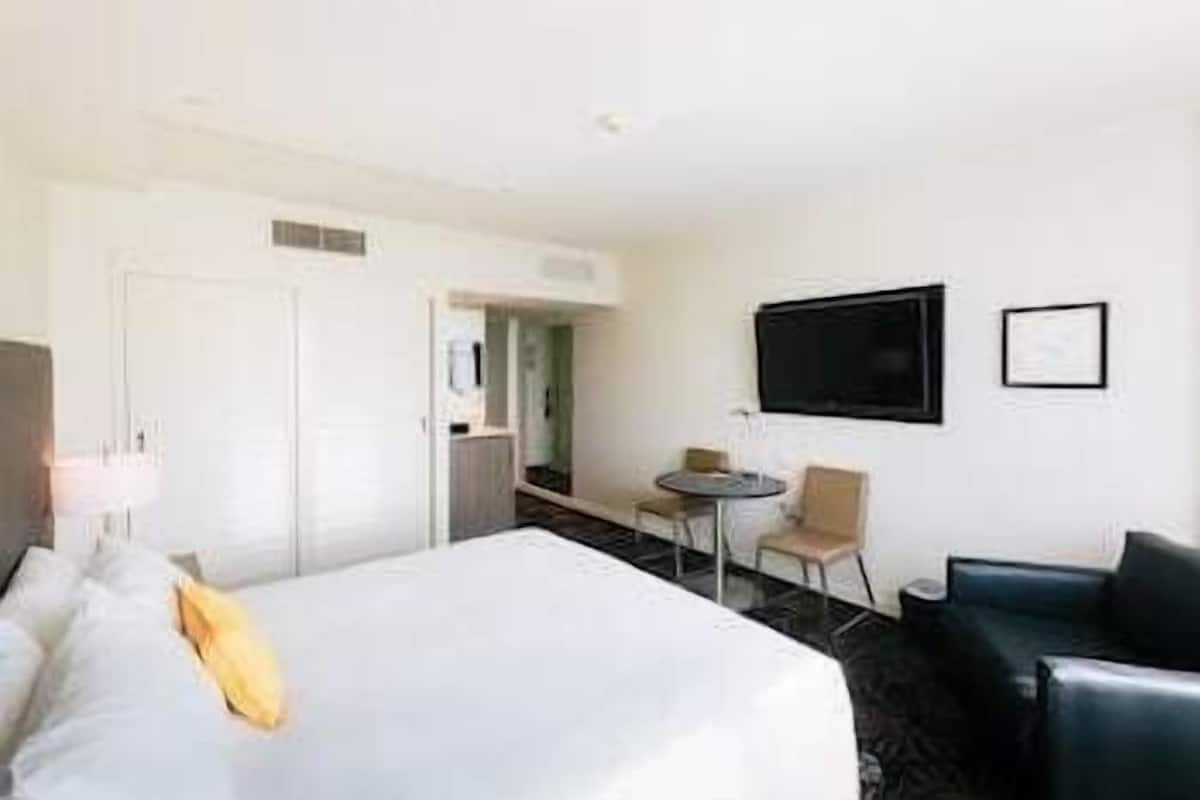 Premium bedding, minibar, in-room safe, desk