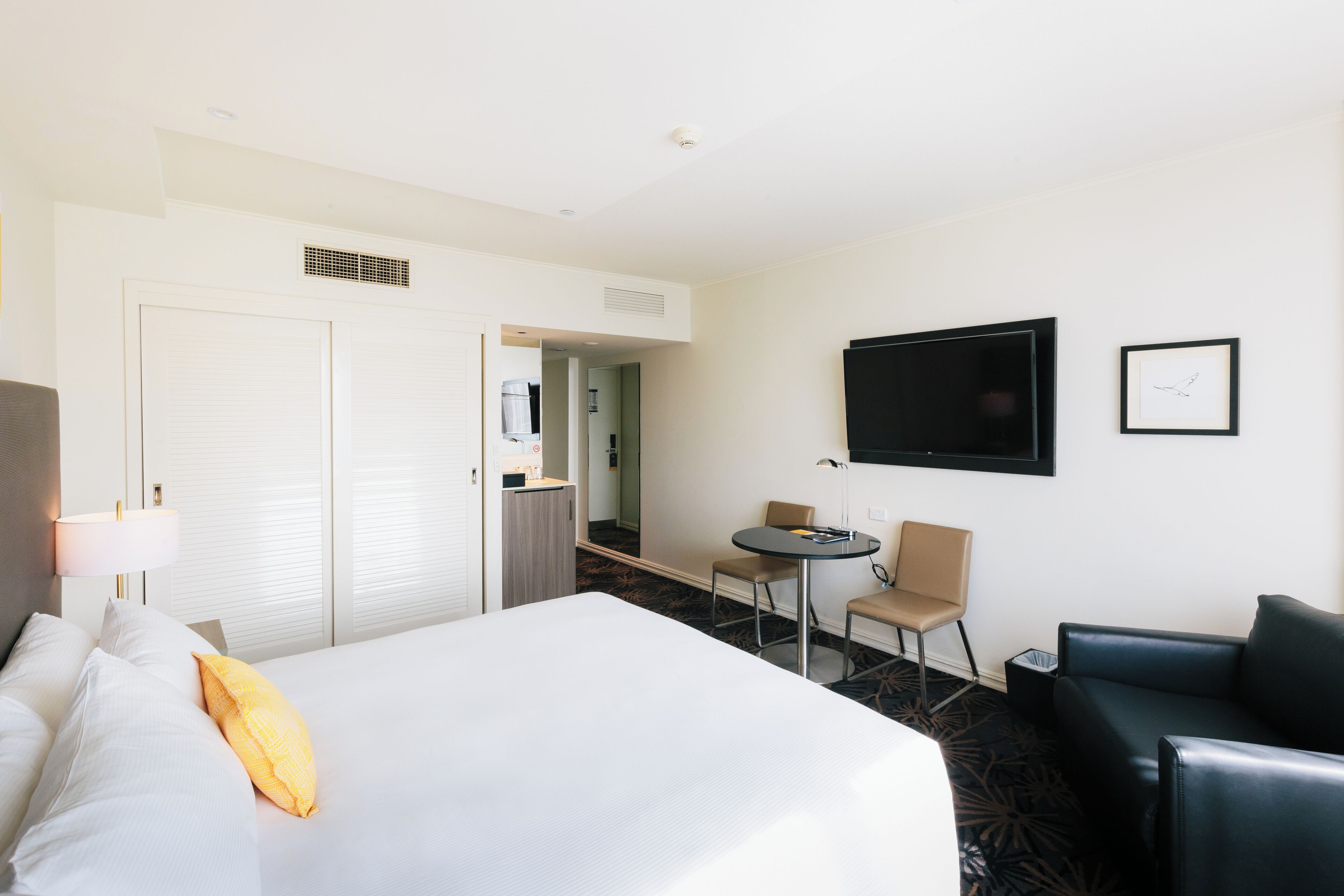 Standard Room, 1 King Bed, City View | Premium bedding, minibar, in-room safe, desk