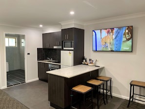 Executive Suite, Multiple Beds, Non Smoking, Kitchen (Full Kitchen) | Television