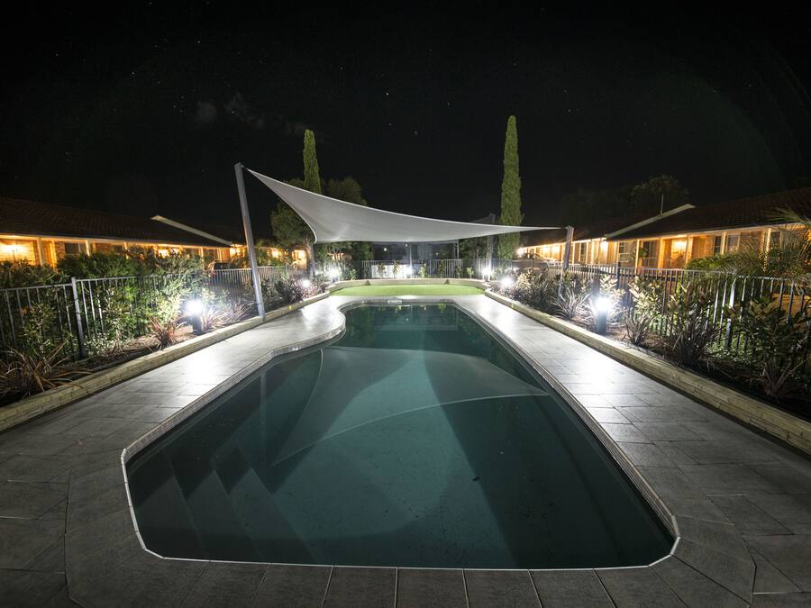 Piscina externa, funciona das 7h às 21h, guarda-sóis, espreguiçadeiras