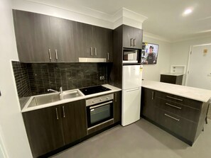 Executive Suite, Multiple Beds, Non Smoking, Kitchen (Full Kitchen) | Private kitchen