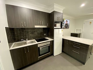 Suite Exécutive, plusieurs lits, non-fumeurs | Cuisine privée | Réfrigérateur, micro-ondes, bouilloire électrique, grille-pain