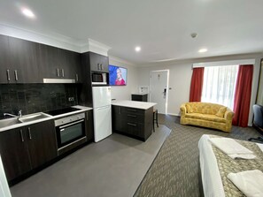 Executive Suite, Multiple Beds, Non Smoking, Kitchen (Full Kitchen) | Private kitchen