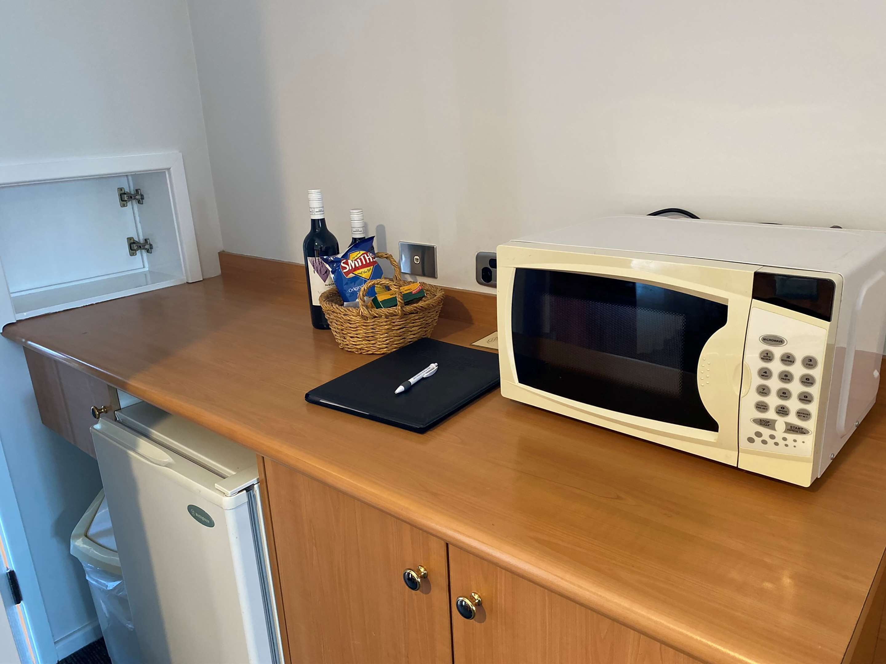 executive suite, multiple beds, non smoking, microwave | minibar