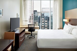 Premium Studio, 1 Queen Bed, Non Smoking | 1 bedroom, premium bedding, in-room safe, desk