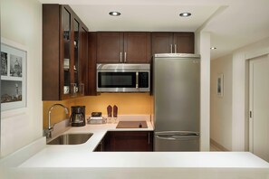 Refrigerador, microondas, placa de cocina, lavavajillas