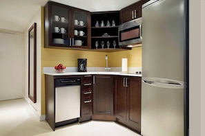 Fridge, microwave, stovetop, dishwasher