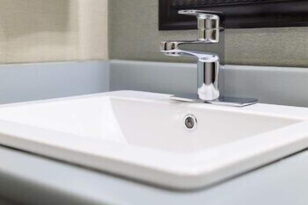 Bathroom | Combined shower/tub, eco-friendly toiletries, hair dryer, towels