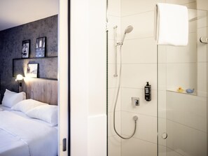 Premium bedding, desk, laptop workspace, iron/ironing board - ibis Zurich Adliswil (Adliswil)
