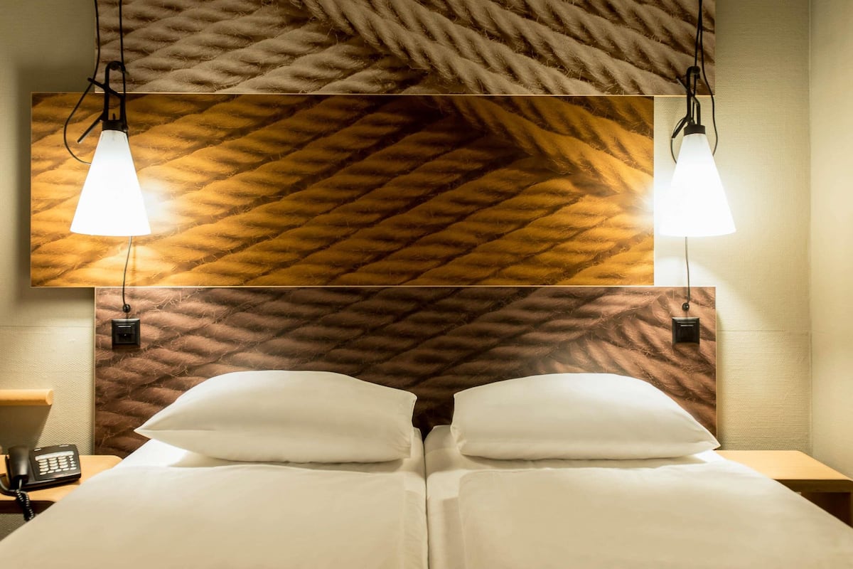 Habitación estándar, 2 camas individuales | Ropa de cama de alta calidad y escritorio
