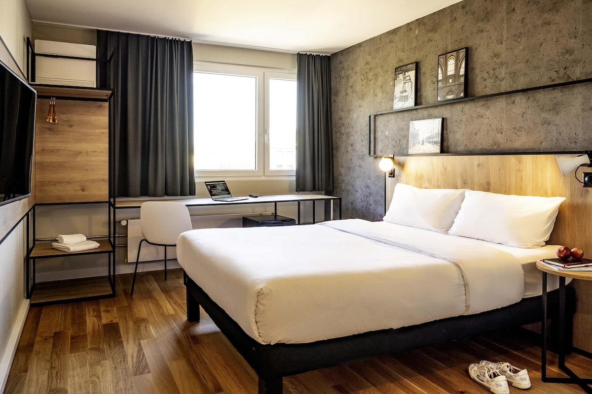Superior Room, 1 Double Bed | Premium bedding, desk, laptop workspace, iron/ironing board