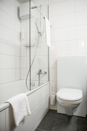 Standaard kamer, 1 tweepersoonsbed of 2 eenpersoonsbedden | Badkamer | Milieuvriendelijke toiletartikelen, een haardroger, handdoeken