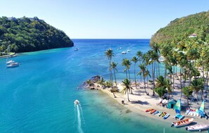 Sur la plage, chaise longue, parasol, serviettes de plage