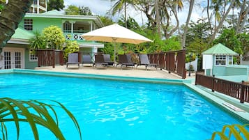 Außenpool, geöffnet von 07:00 Uhr bis 18:00 Uhr, Liegestühle