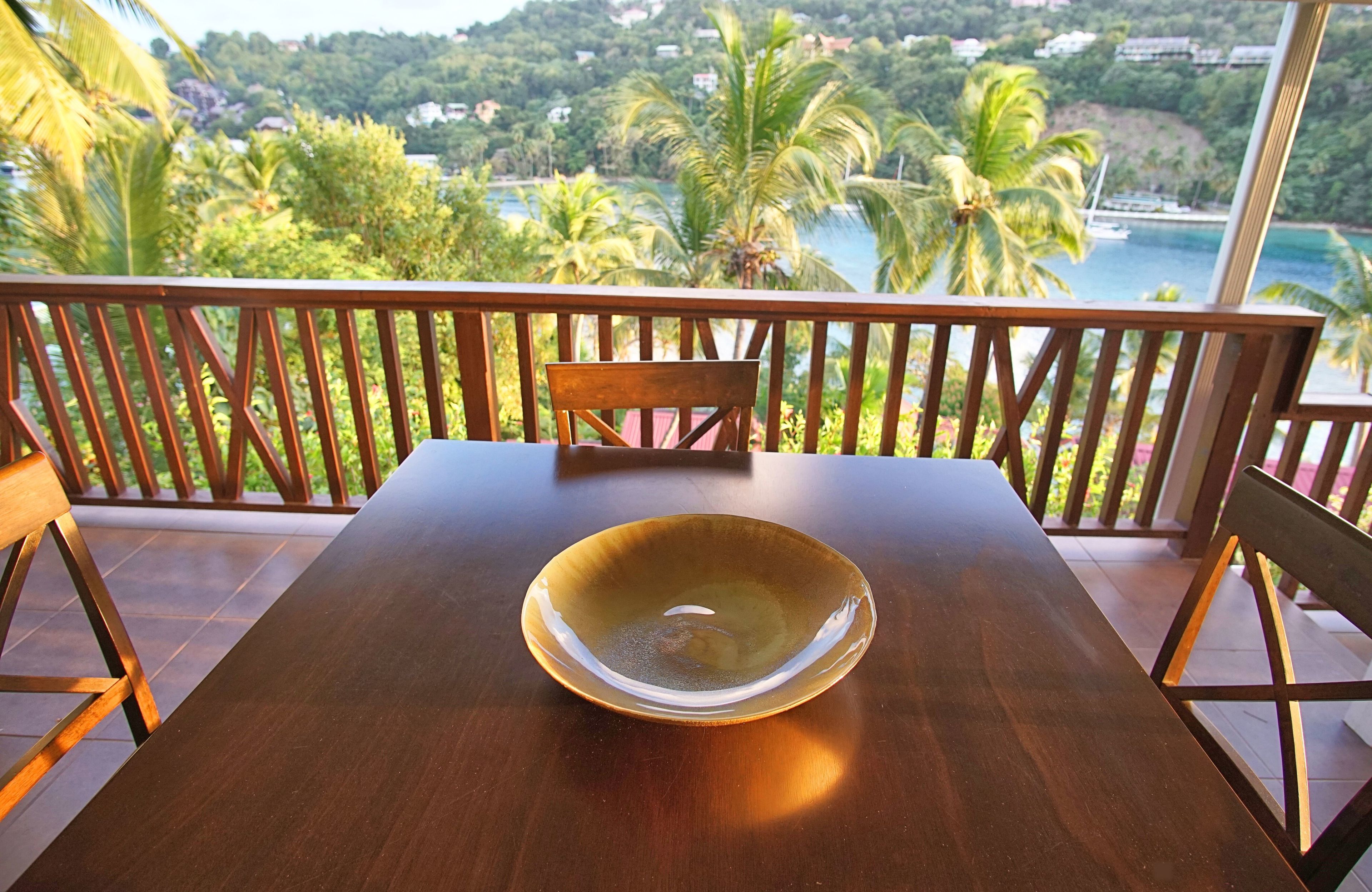 Sarapan, makan tengah hari, makan malam dihidangkan; berhadapan pantai